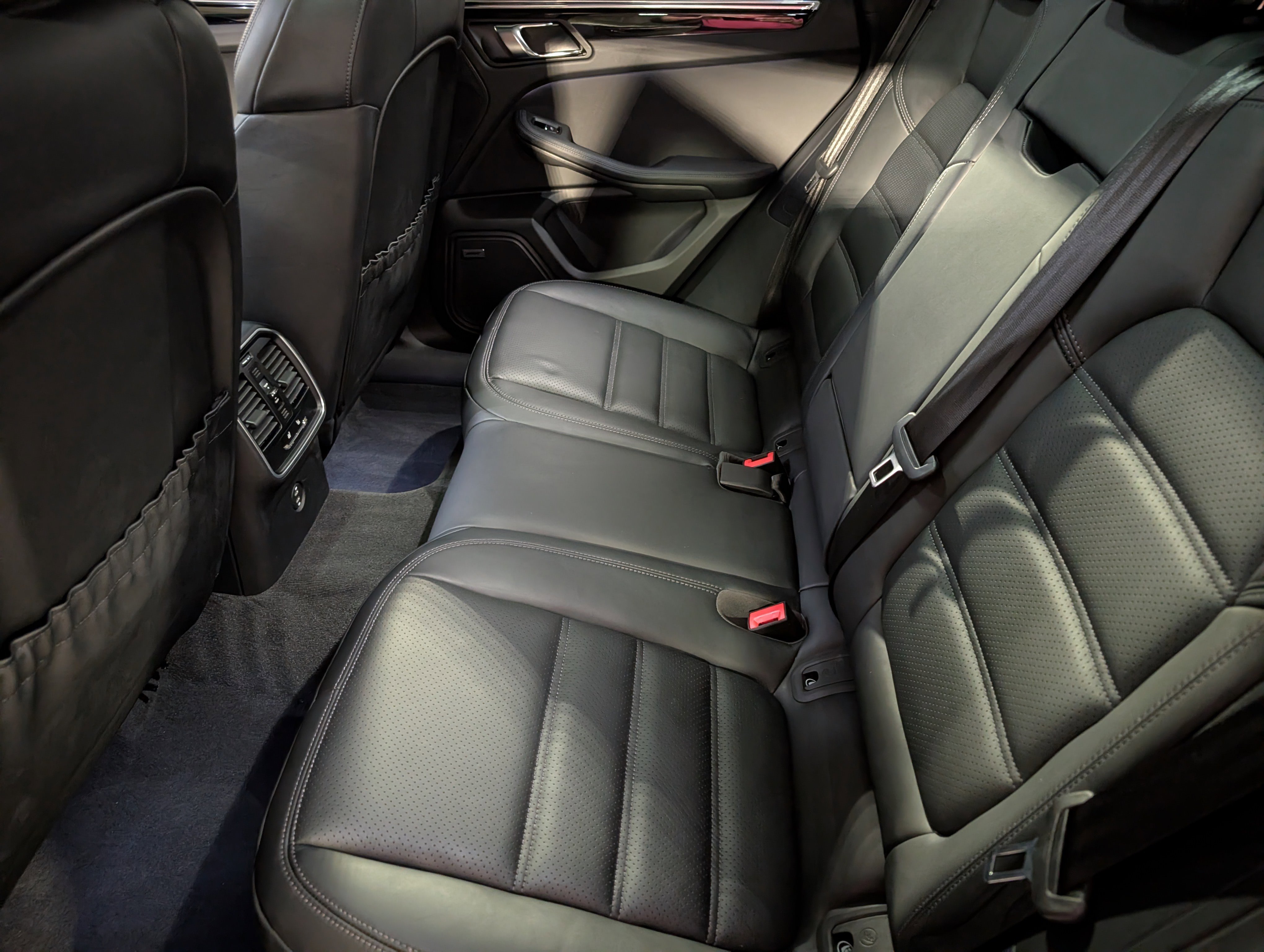 Certified 2025 Porsche Macan image 22