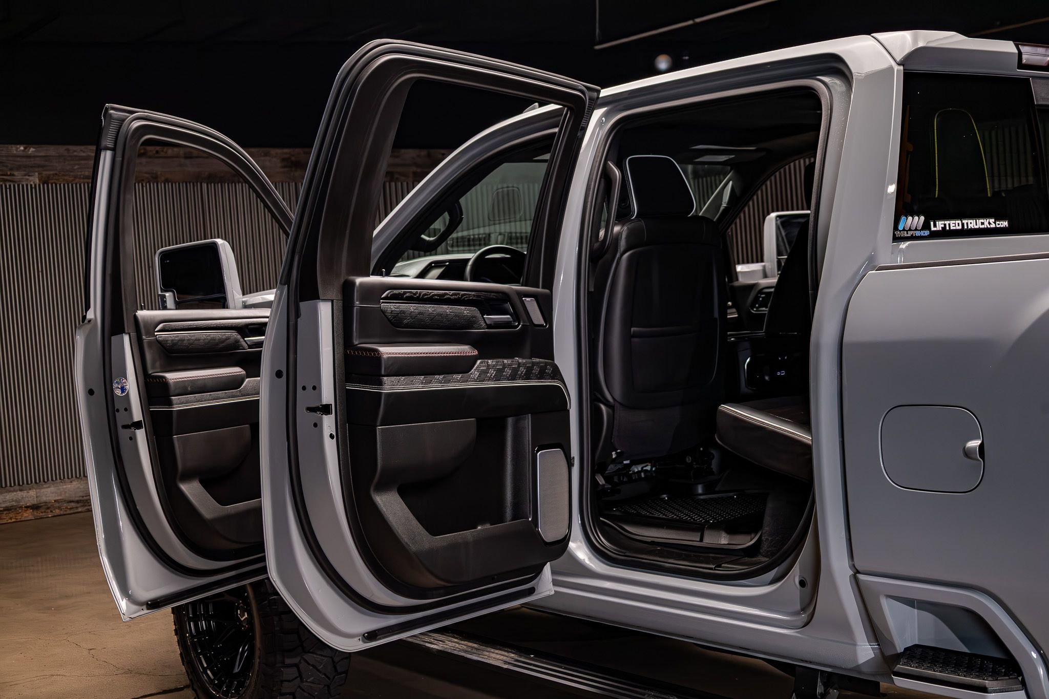 Used 2025 GMC Sierra 2500 AT4X image 32