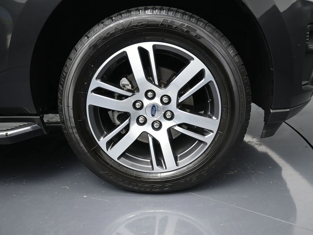 Used 2022 Ford Expedition XLT image 5