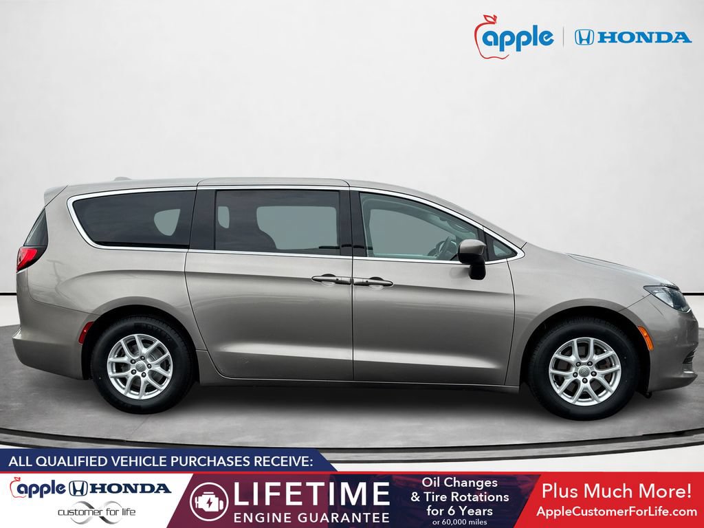 Used 2017 Chrysler Pacifica Touring FWD image 2