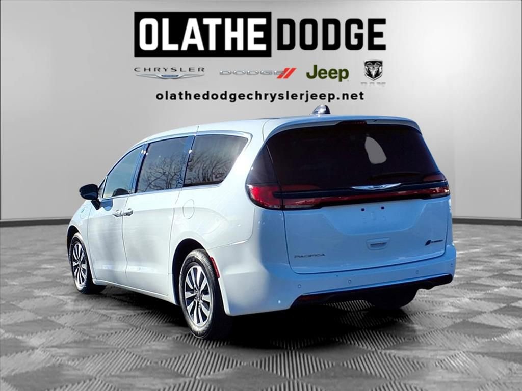 Used 2024 Chrysler Pacifica Select image 3