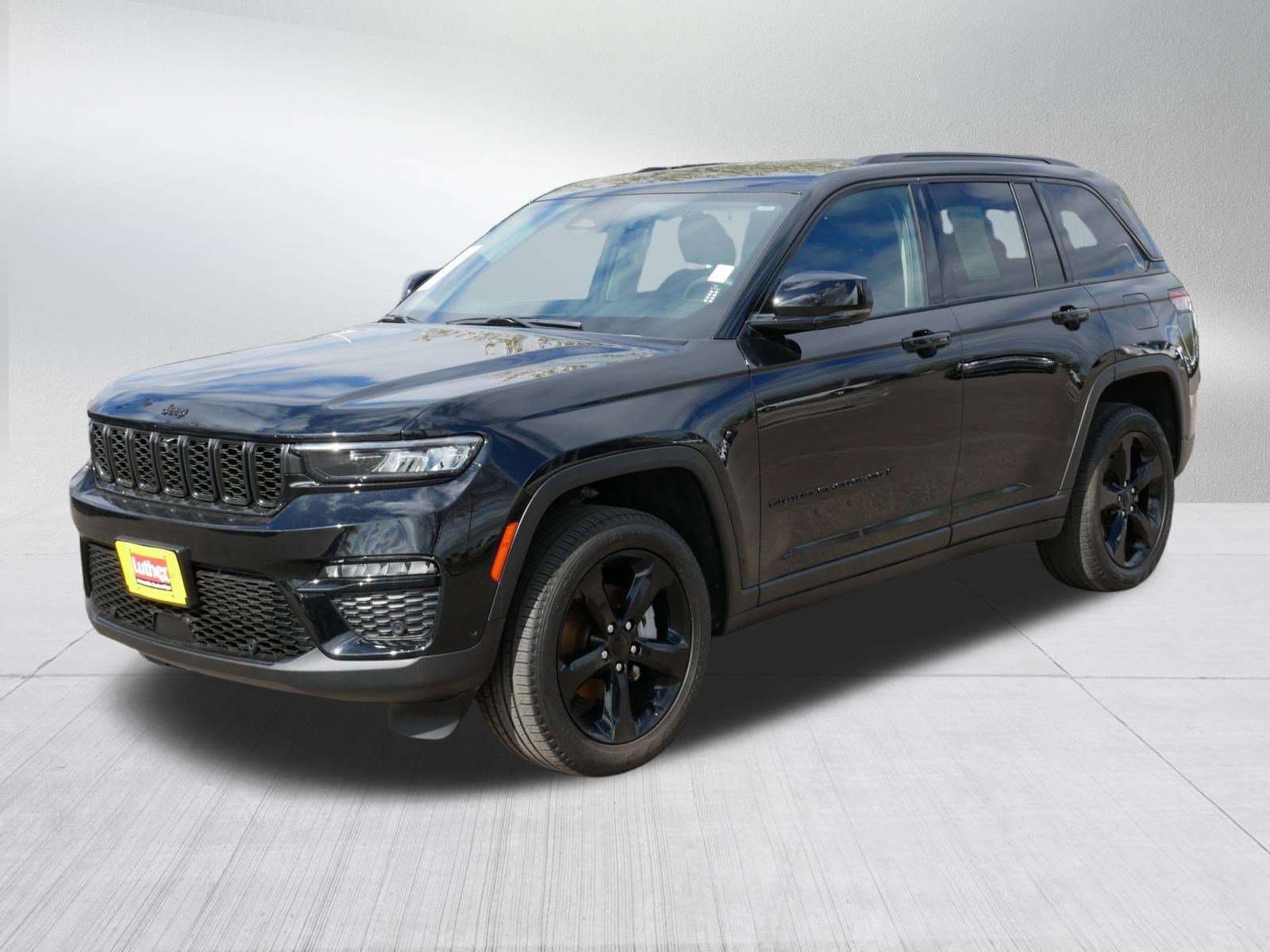 Used 2023 Jeep Grand Cherokee Limited w/ Luxury Tech Group II AWD/4WD image 3