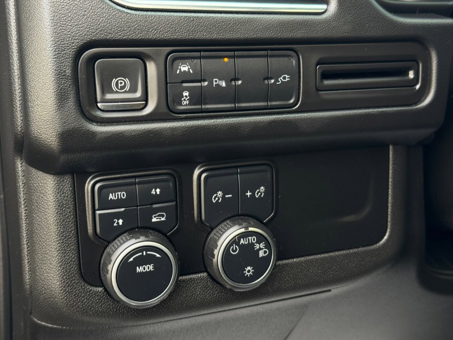 Used 2021 Chevrolet Suburban RST w/ Luxury Package image 78