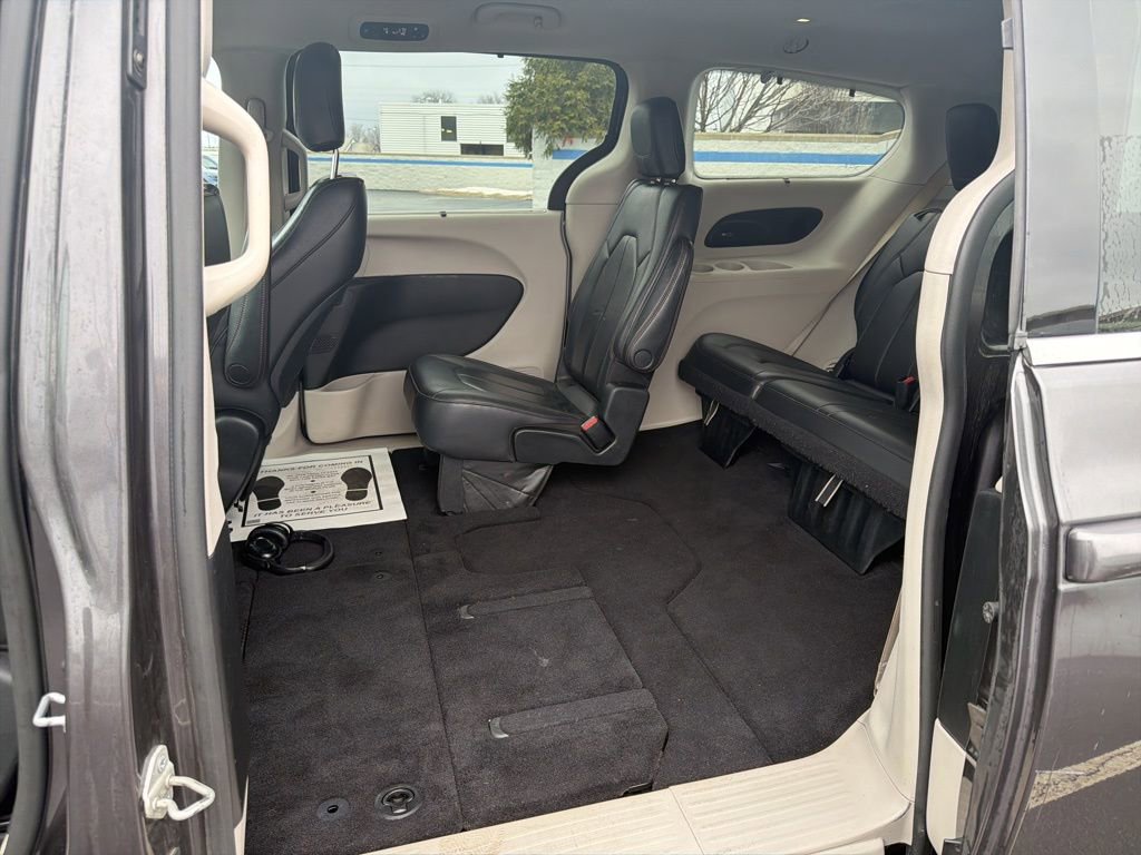 Used 2018 Chrysler Pacifica Touring-L w/ Advanced Safetytec Group image 20