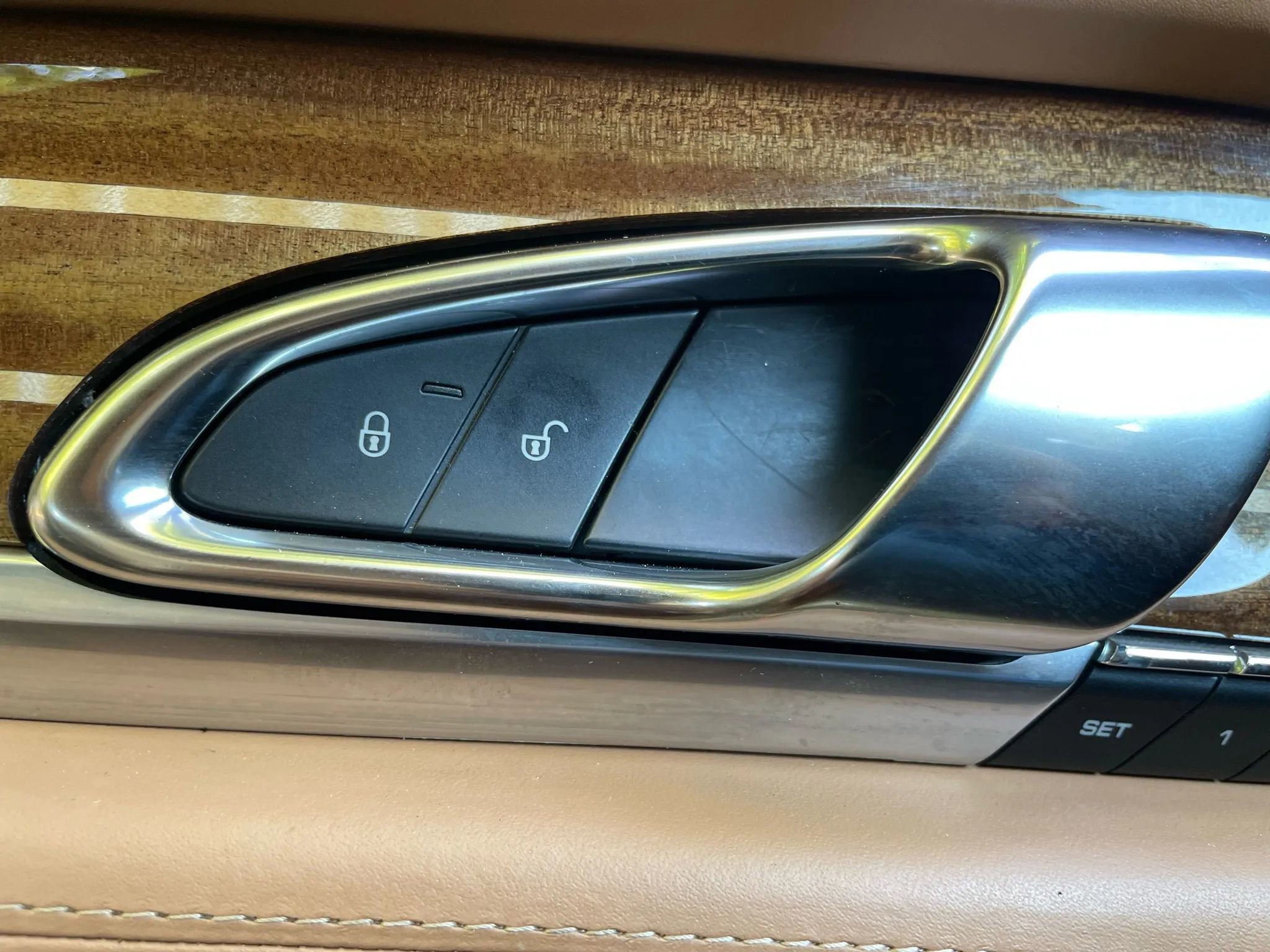 Used 2016 Porsche Panamera S image 21