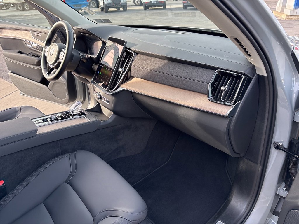 Certified 2025 Volvo XC90 B6 Plus image 40