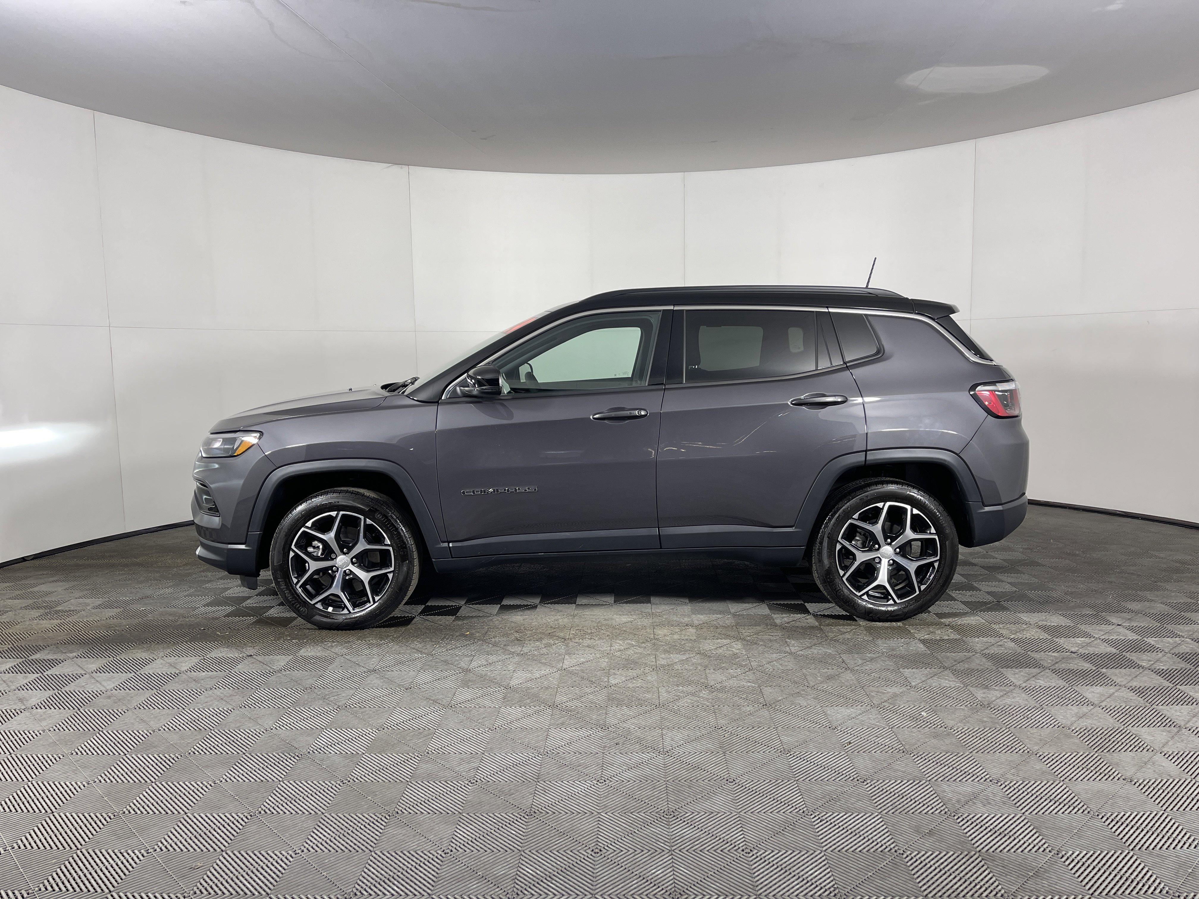 Used 2024 Jeep Compass Limited image 3