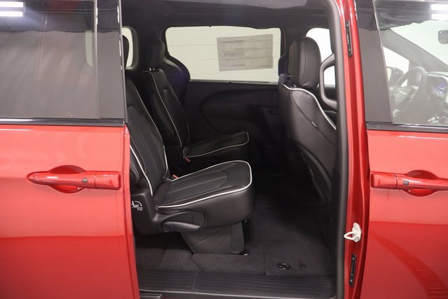 New 2026 Chrysler Pacifica Limited image 15