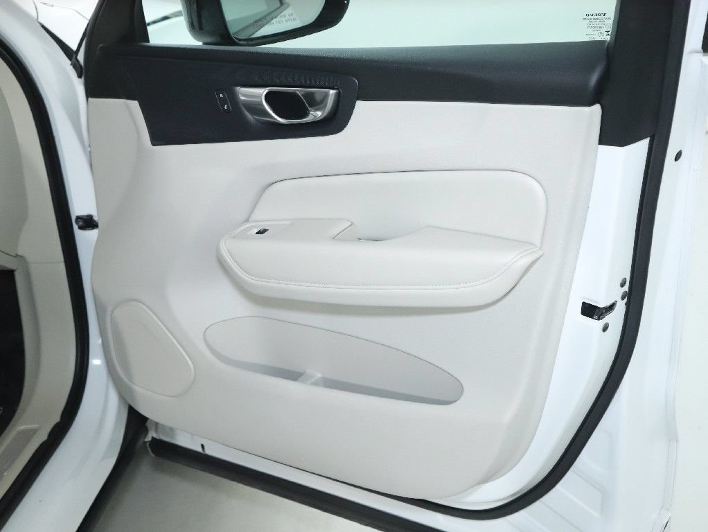 Used 2024 Volvo XC60 B5 Plus AWD/4WD image 35