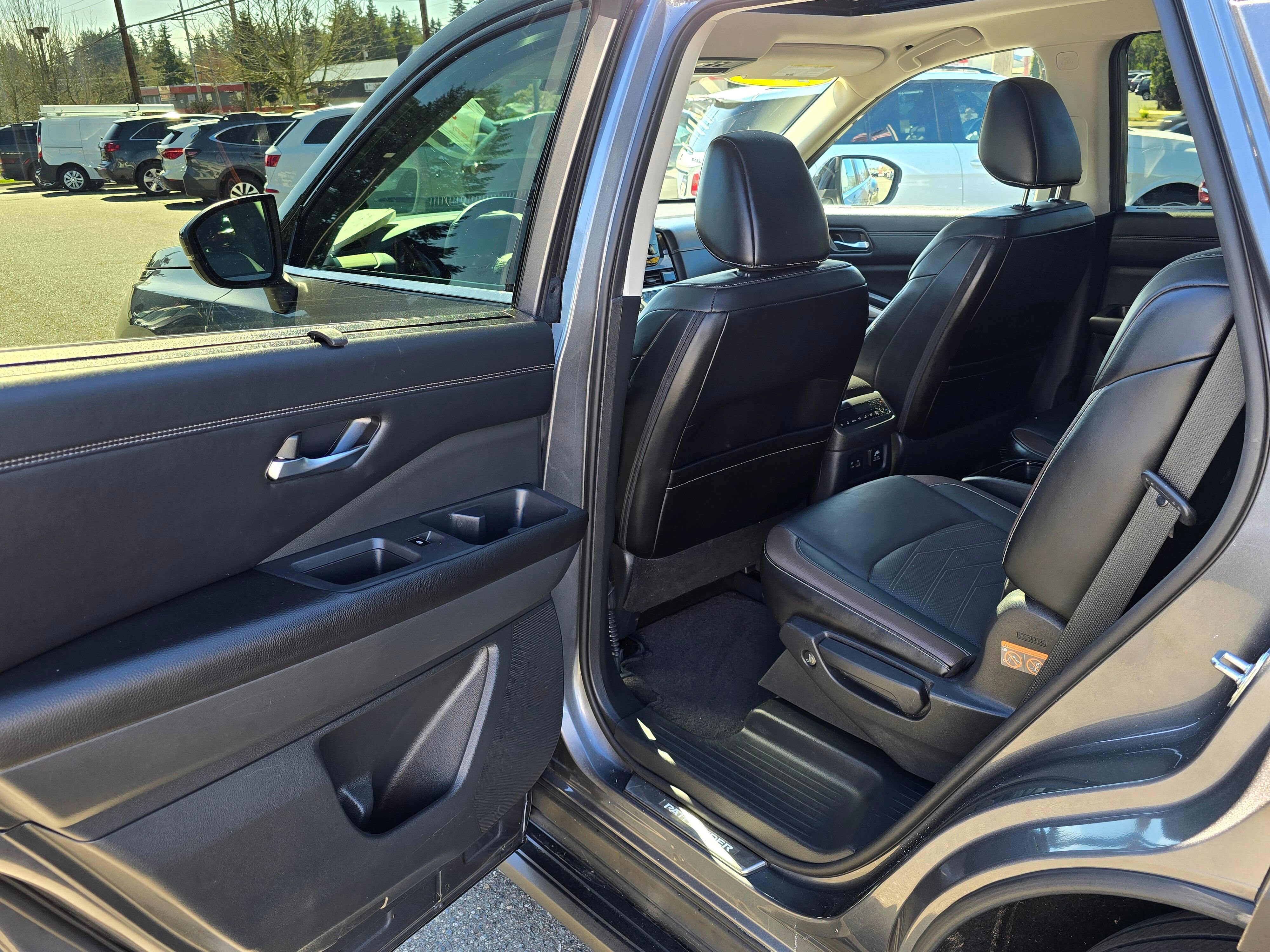 Used 2023 Nissan Pathfinder Platinum w/ Lighting Package (N93) AWD/4WD image 15