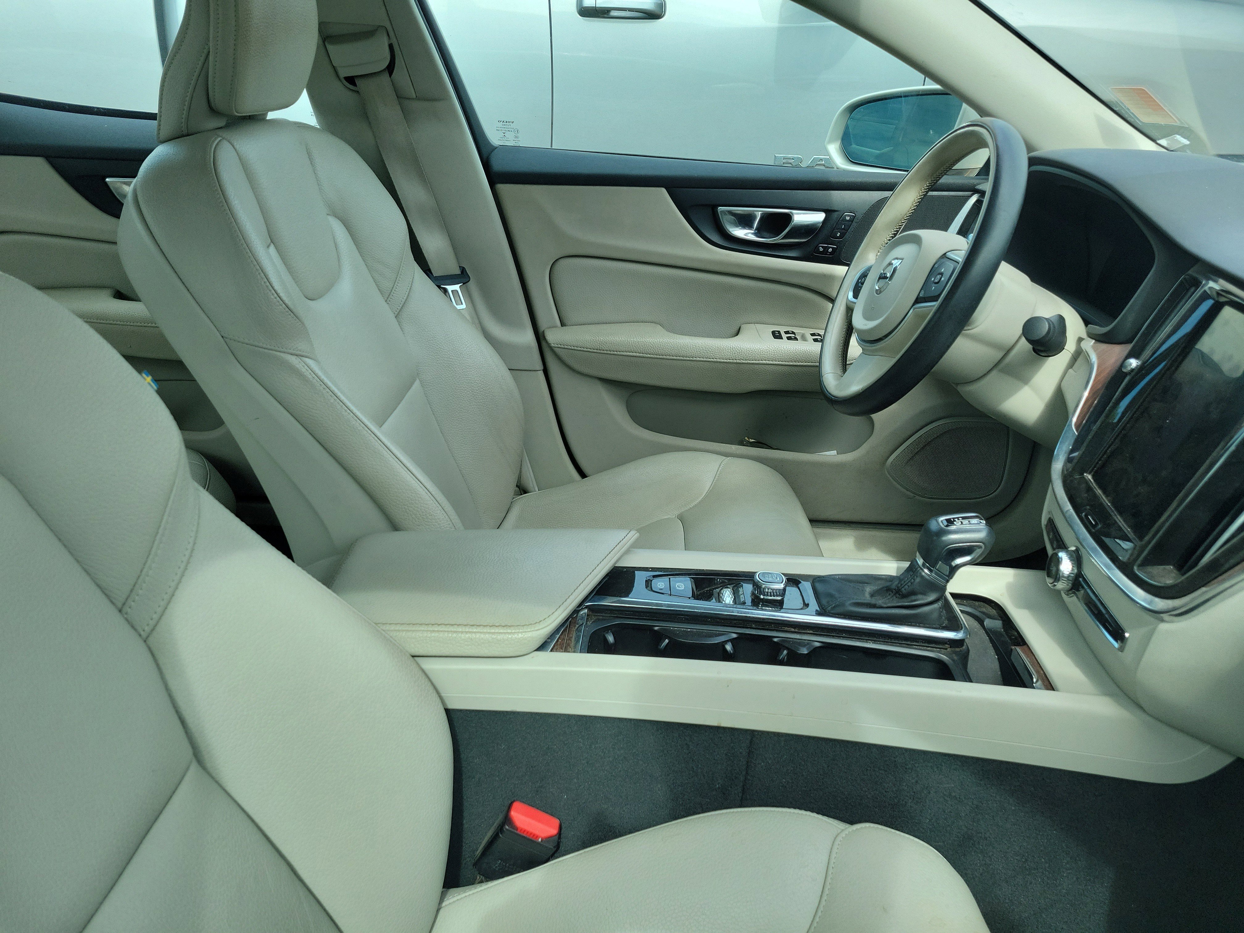 Used 2020 Volvo S60 T5 Momentum w/ Premium Package FWD image 10