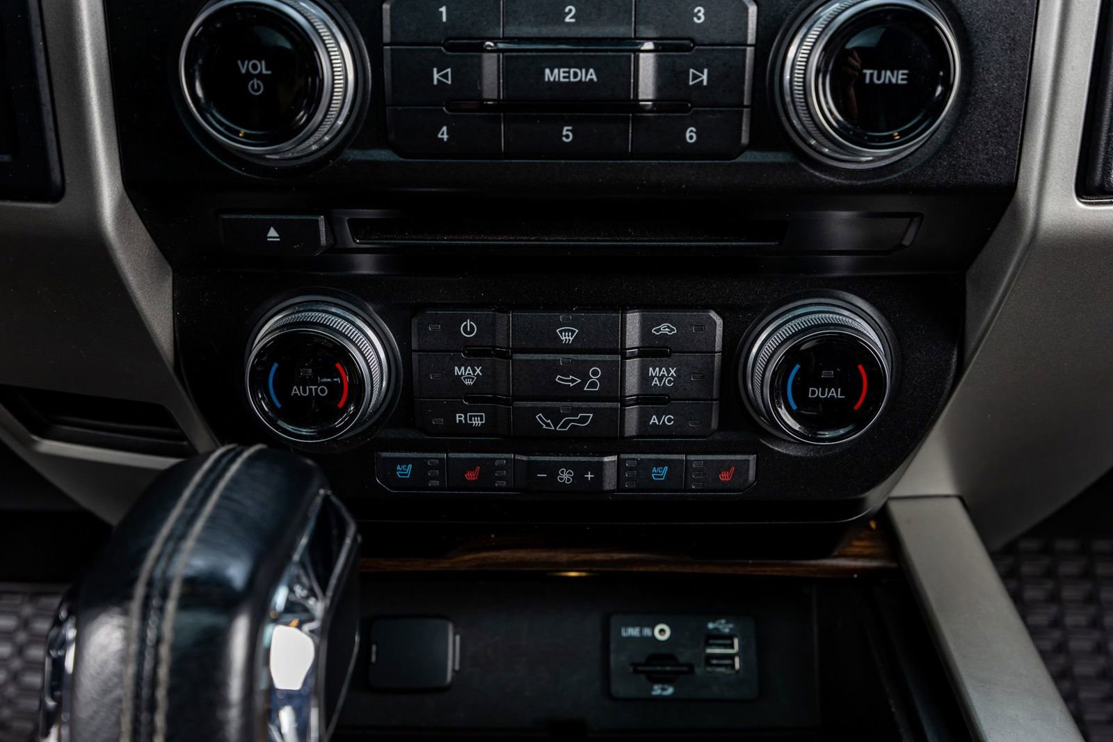 Used 2015 Ford F150 Lariat w/ Equipment Group 502A Luxury image 26