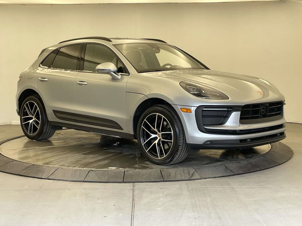 Certified 2022 Porsche Macan image 9