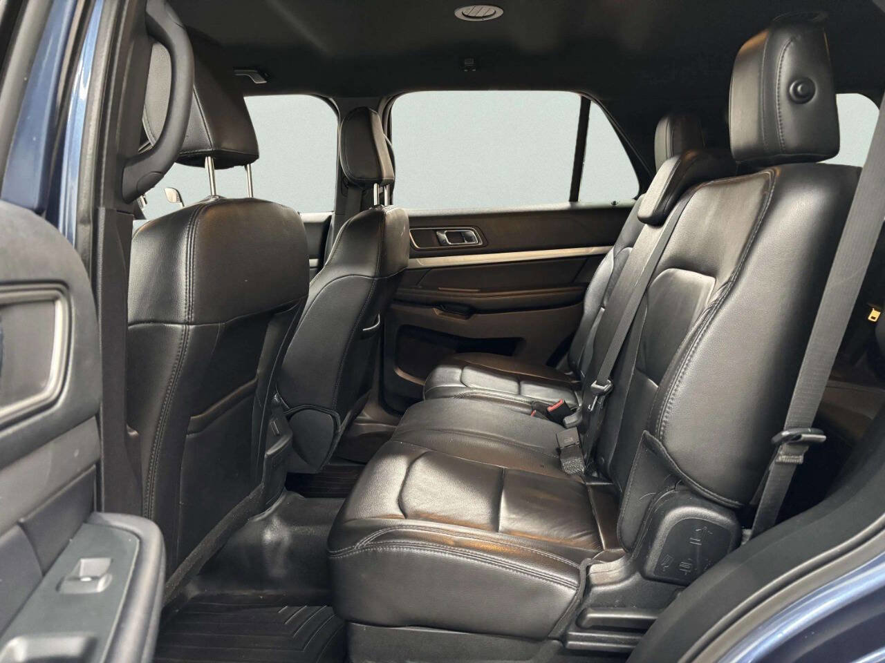 Used 2018 Ford Explorer XLT w/ Equipment Group 202A AWD/4WD image 16