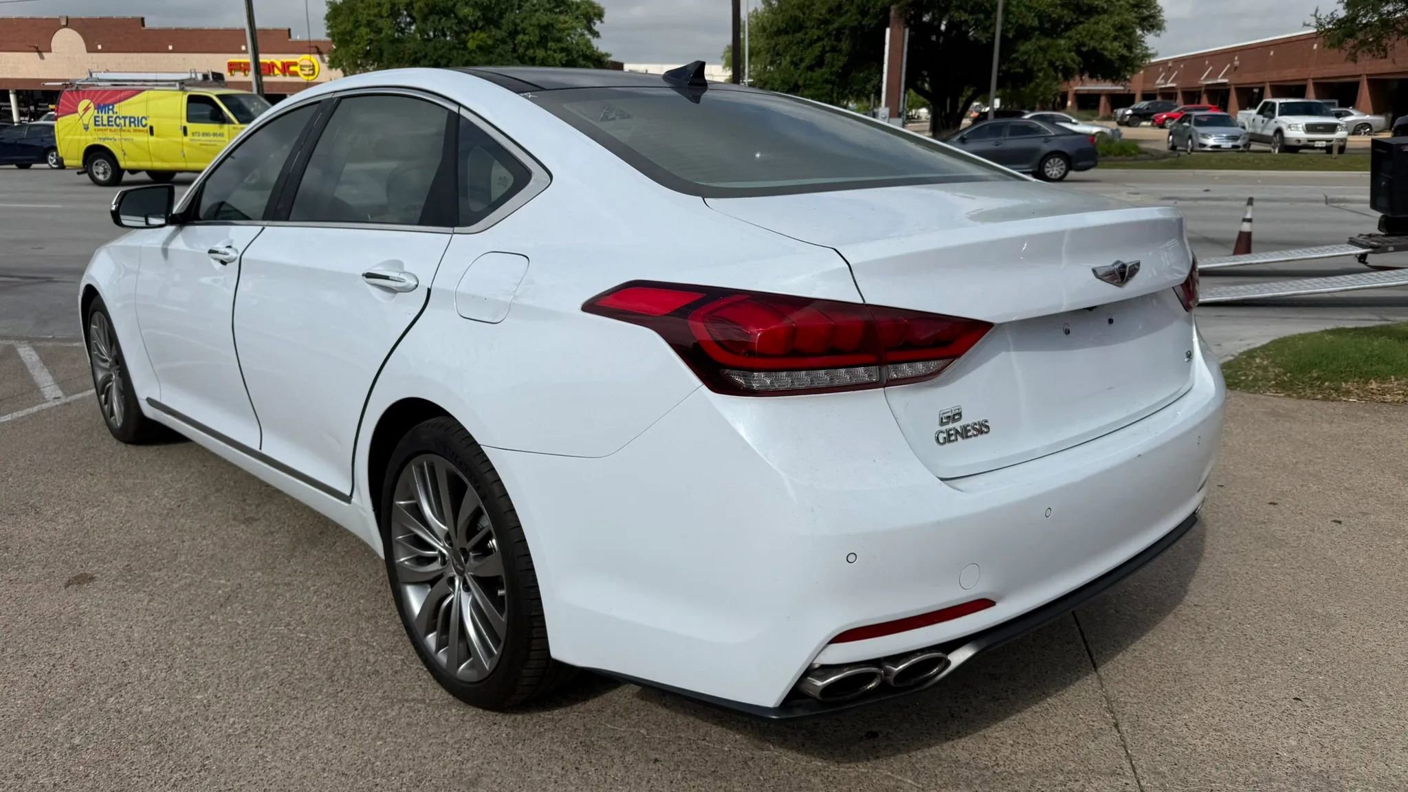 Used 2015 Hyundai Genesis 5.0 w/ Option Group 05 image 3