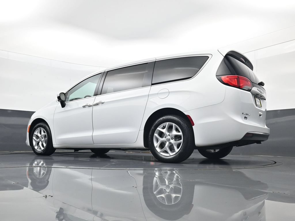 Used 2017 Chrysler Pacifica Touring Plus w/ Tire & Wheel Group FWD image 29