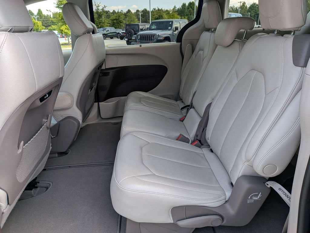 Used 2021 Chrysler Pacifica Touring-L w/ Premium & Safety Sphere Group FWD image 14