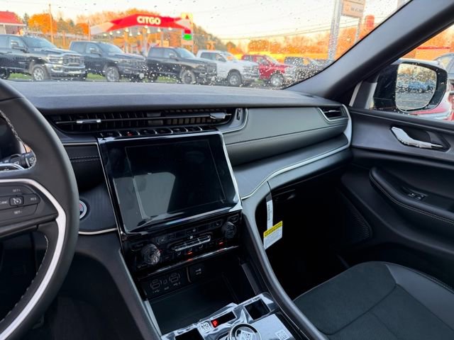 New 2025 Jeep Grand Cherokee Altitude image 27