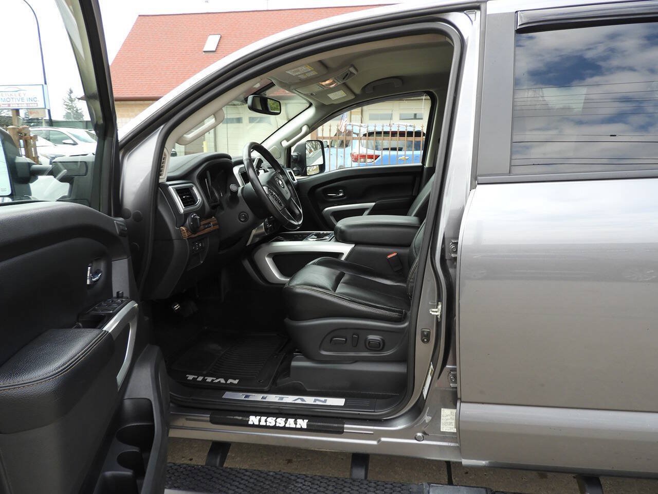 Used 2018 Nissan Titan SL w/ Chrome Package AWD/4WD image 16
