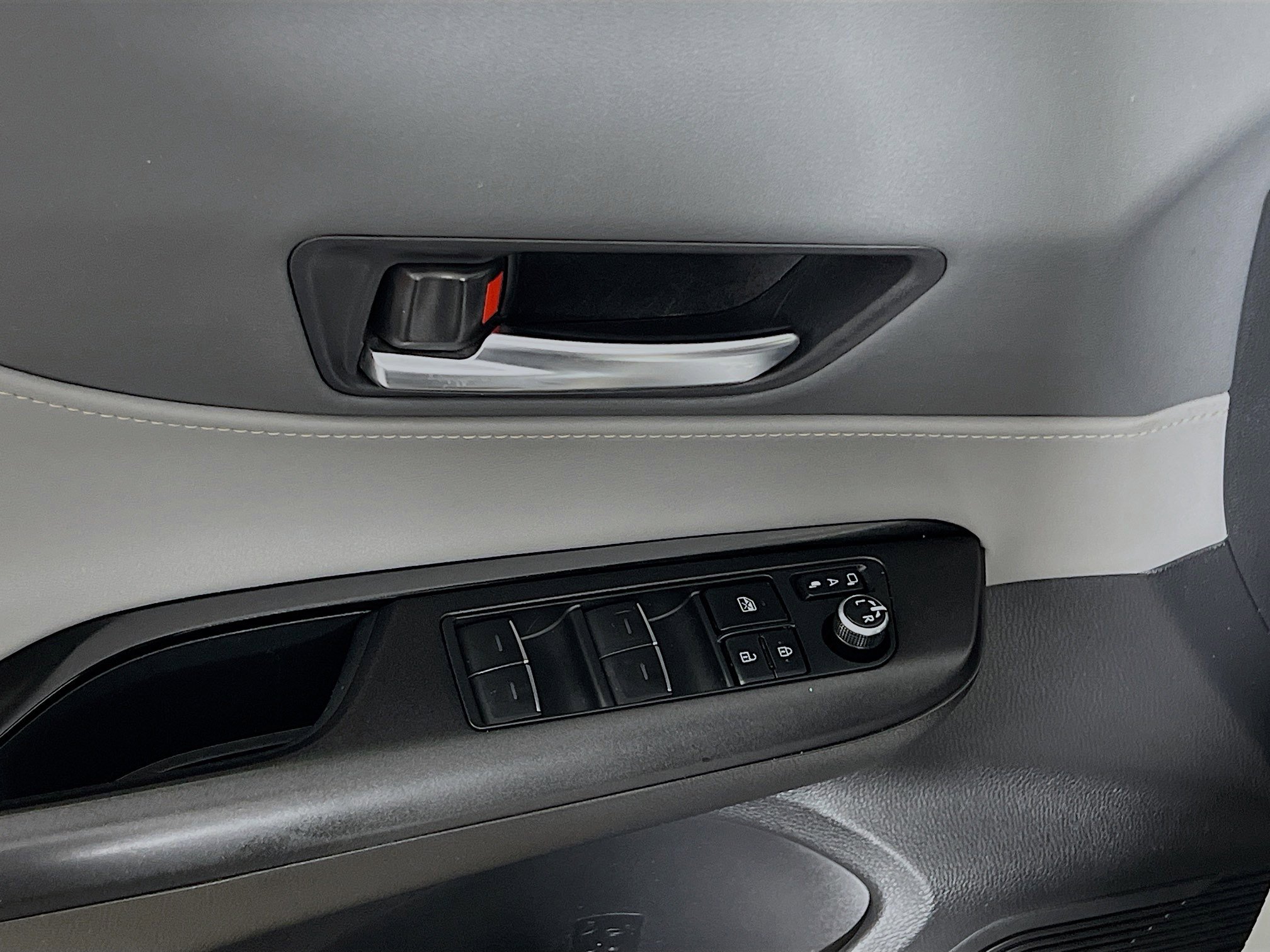 Used 2021 Toyota Venza LE w/ Carpet Mat Package (TMS) image 17