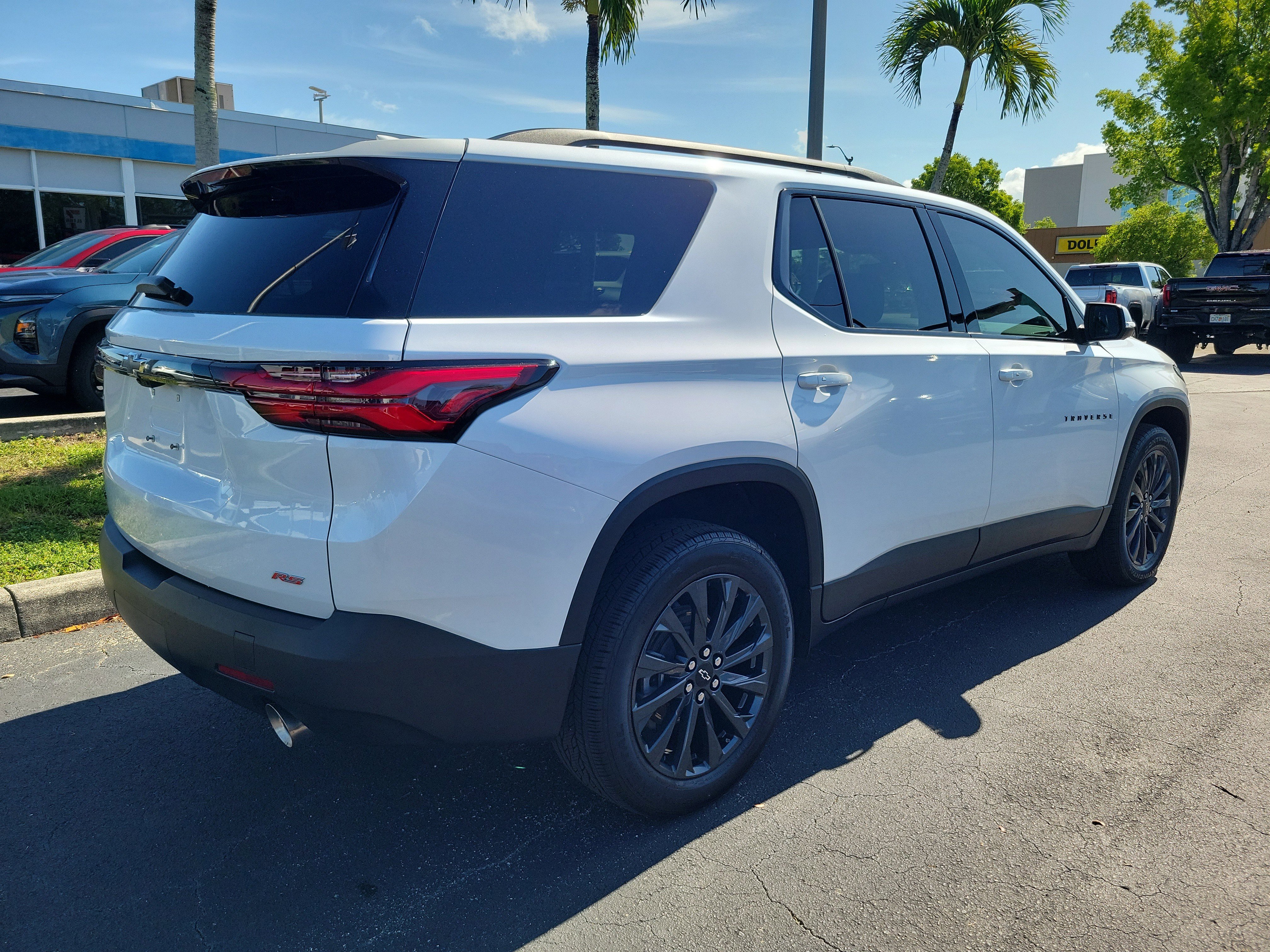 Used 2023 Chevrolet Traverse RS FWD image 4