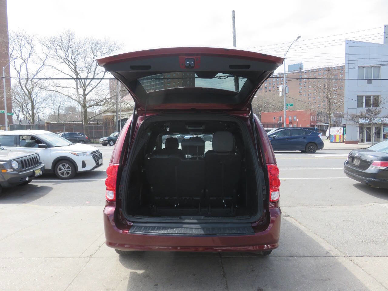 Used 2018 Dodge Grand Caravan SXT w/ Blacktop Package image 27