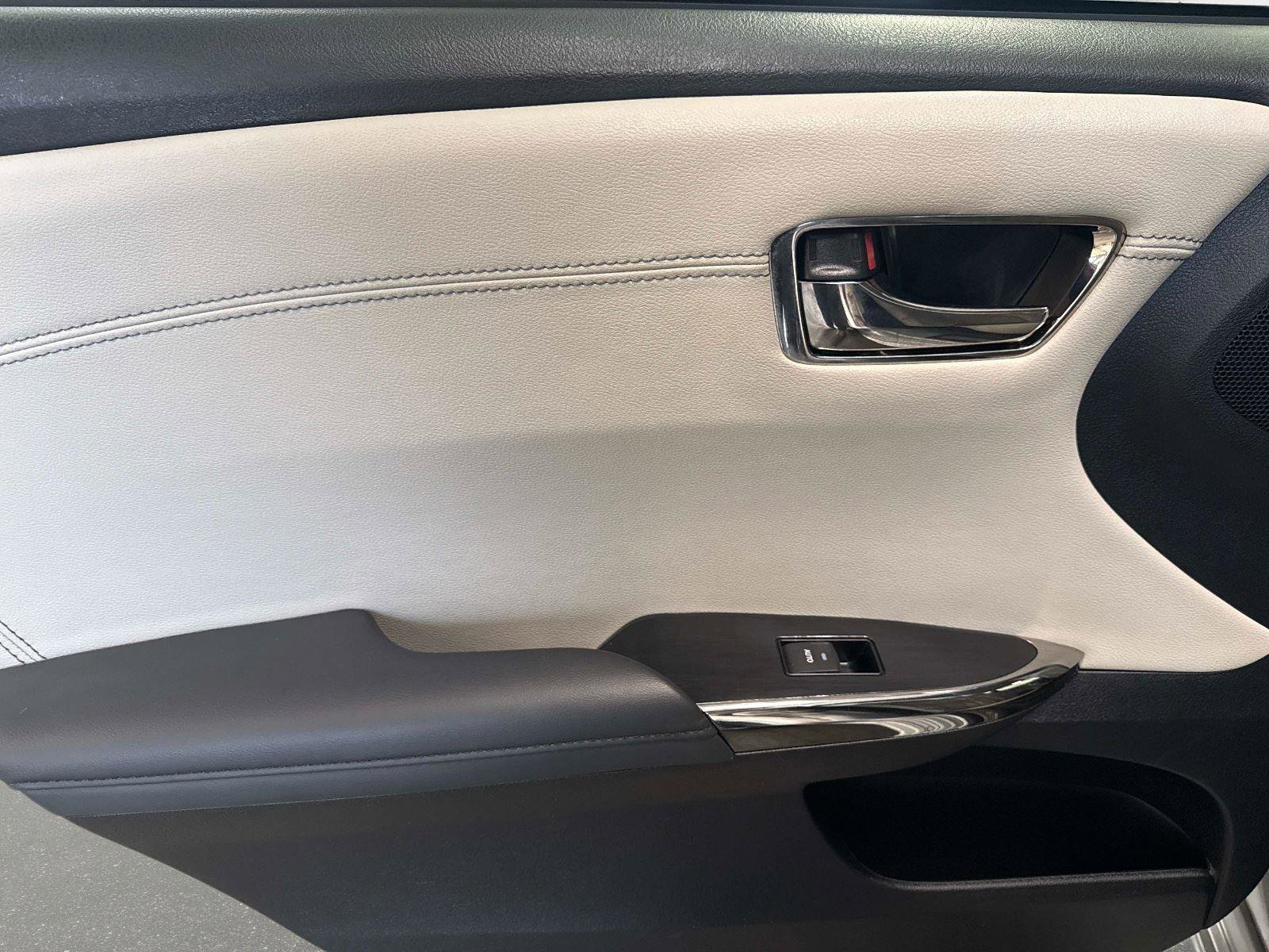 Used 2017 Toyota Avalon Limited w/ Carpet Mat Package image 11