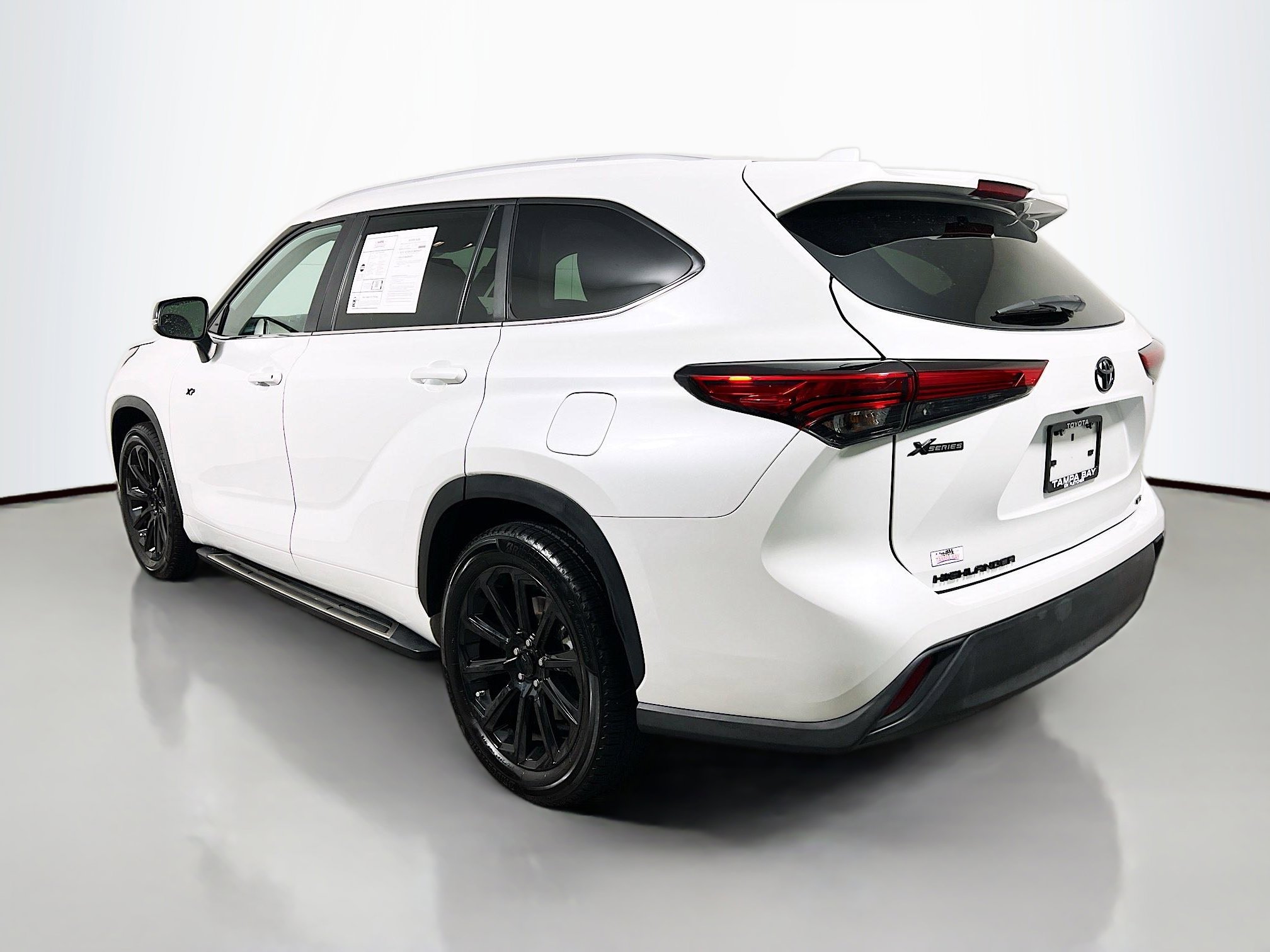 Used 2023 Toyota Highlander XLE image 8