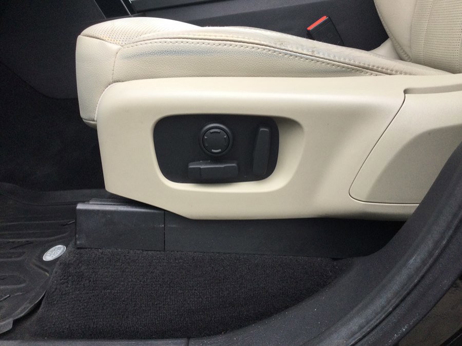 Used 2018 Land Rover Discovery SE image 12