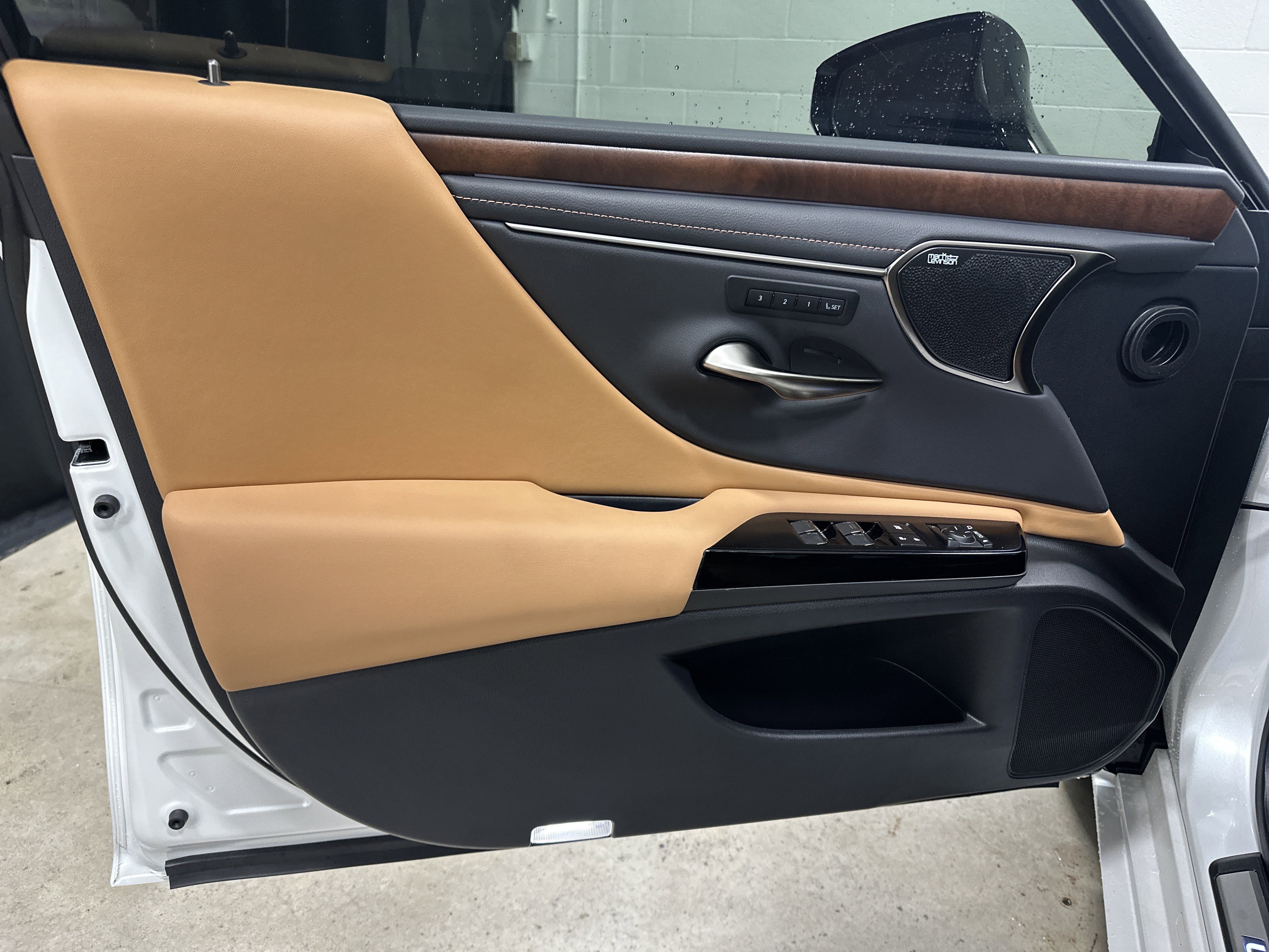 Certified 2025 Lexus ES 350 Luxury w/ Accessory Package (Z1) image 14