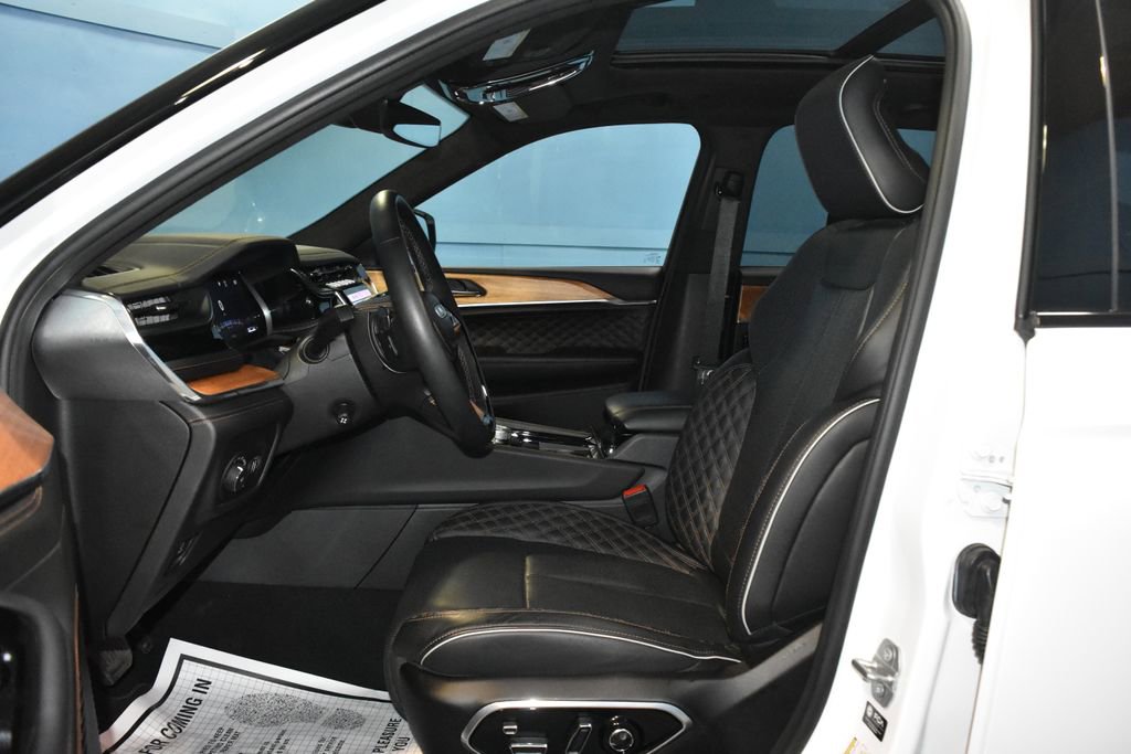 Used 2025 Jeep Grand Cherokee Summit AWD/4WD image 7