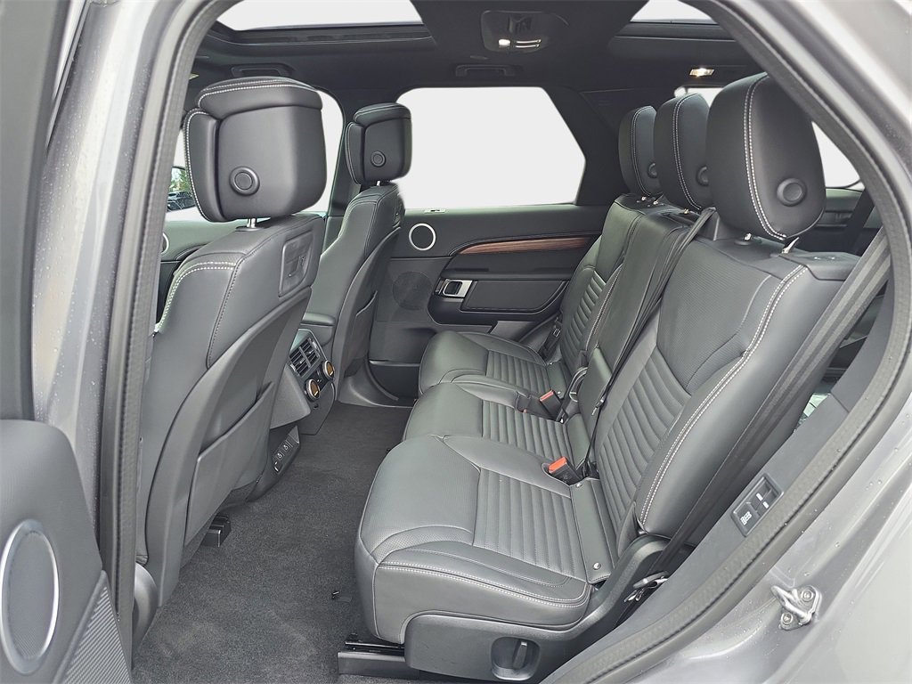 New 2025 Land Rover Discovery Dynamic SE image 15