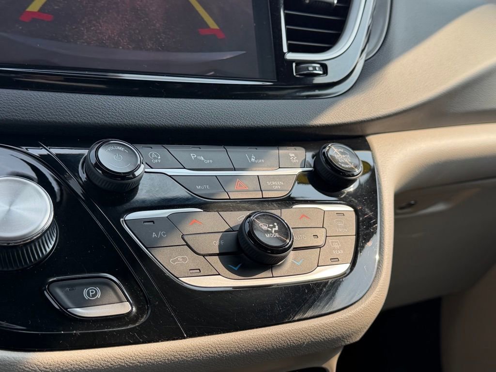 Used 2023 Chrysler Pacifica Touring-L image 35