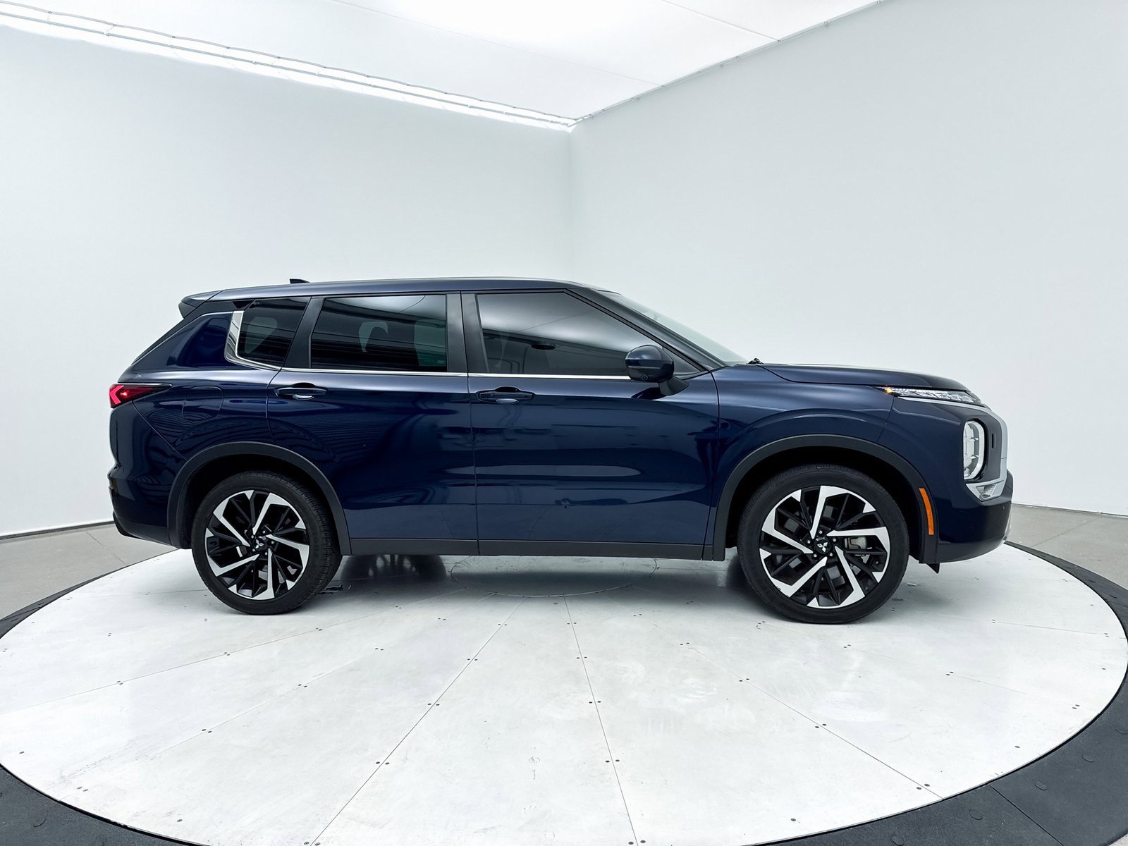 Used 2023 Mitsubishi Outlander SE image 37