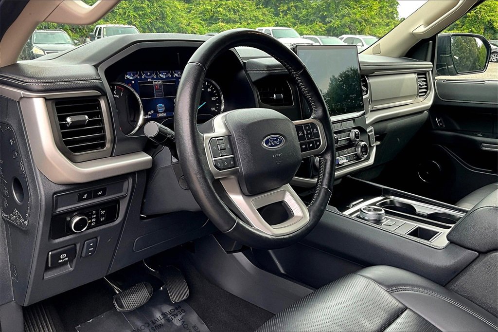 Used 2024 Ford Expedition XLT image 16