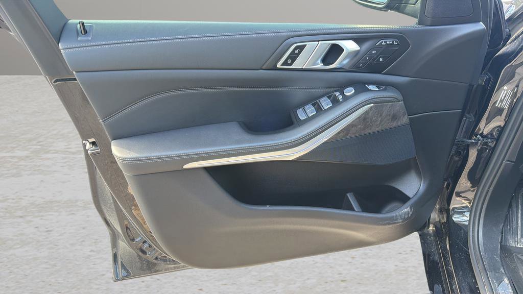 Used 2024 BMW X7 xDrive40i w/ Climate Comfort Package image 9