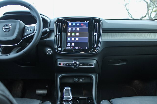 Used 2025 Volvo XC40 B5 Plus image 18