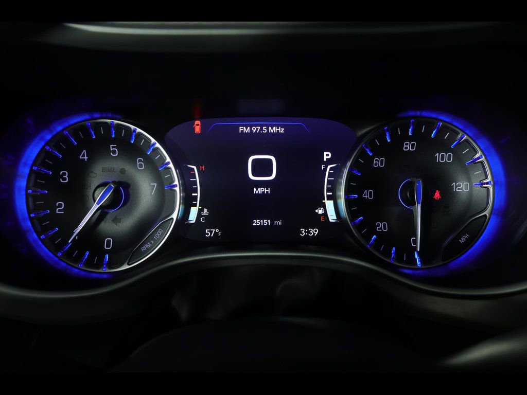 Used 2025 Chrysler Pacifica Select FWD image 24