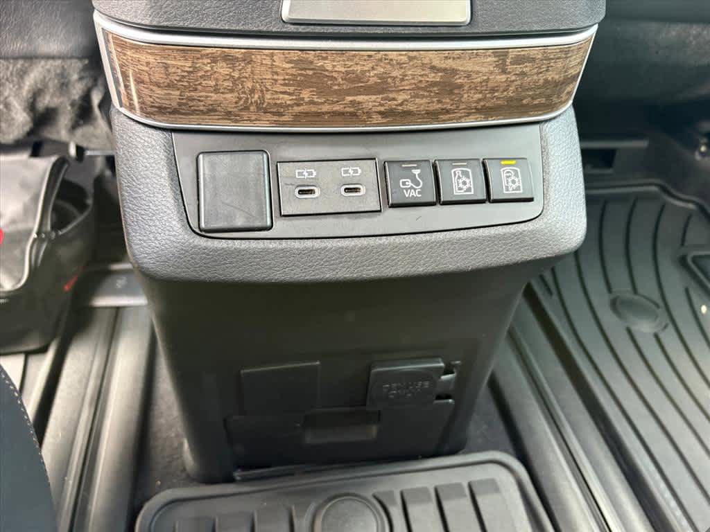 Used 2025 Toyota Sienna Platinum FWD image 9