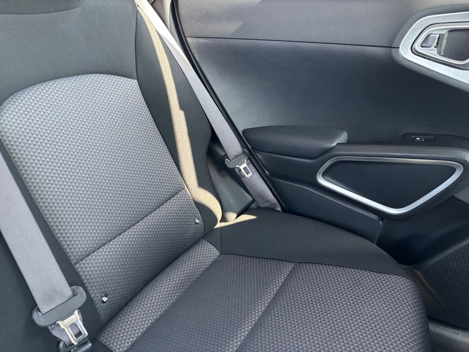 Used 2025 Kia Soul LX w/ LX Technology Package FWD image 30