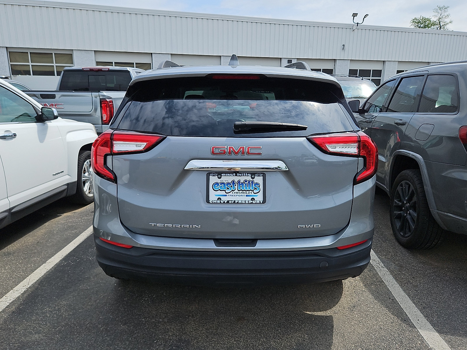 Used 2023 GMC Terrain SLE w/ Driver Convenience Package AWD/4WD image 8