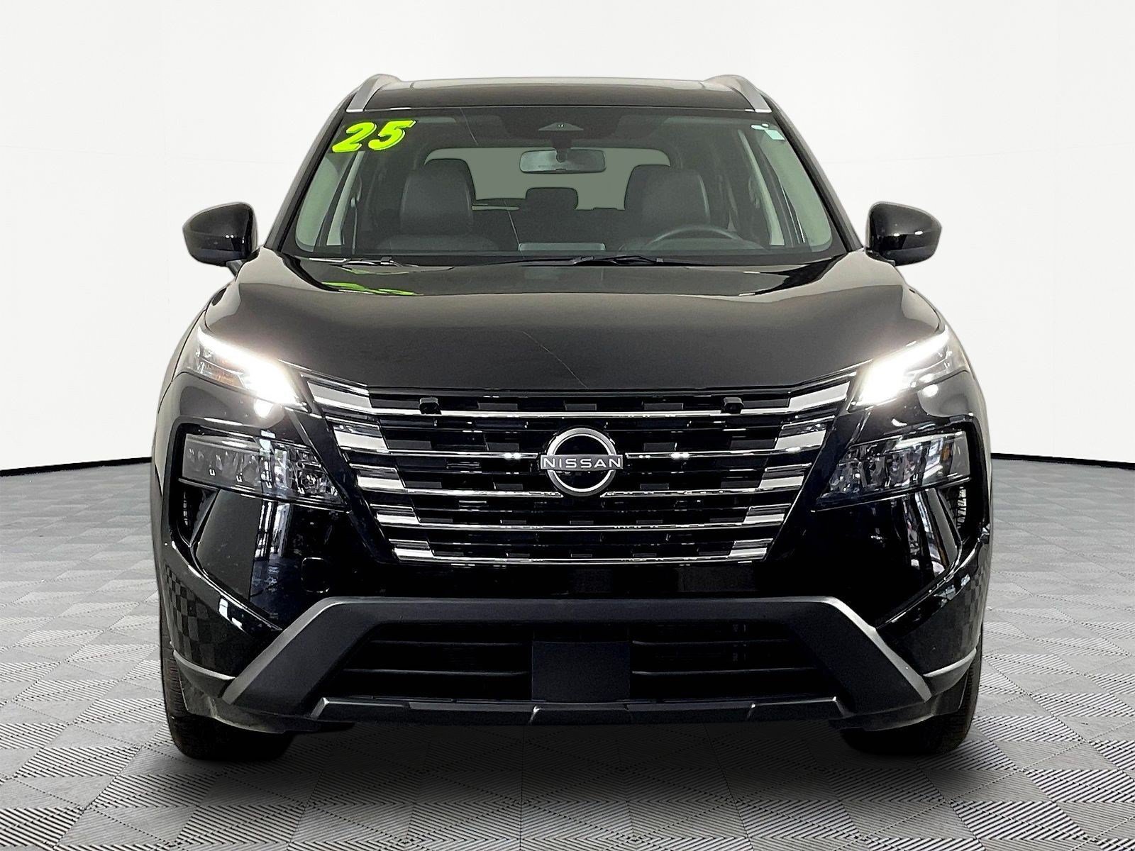 Used 2025 Nissan Rogue SV w/ SV Premium Package FWD image 2