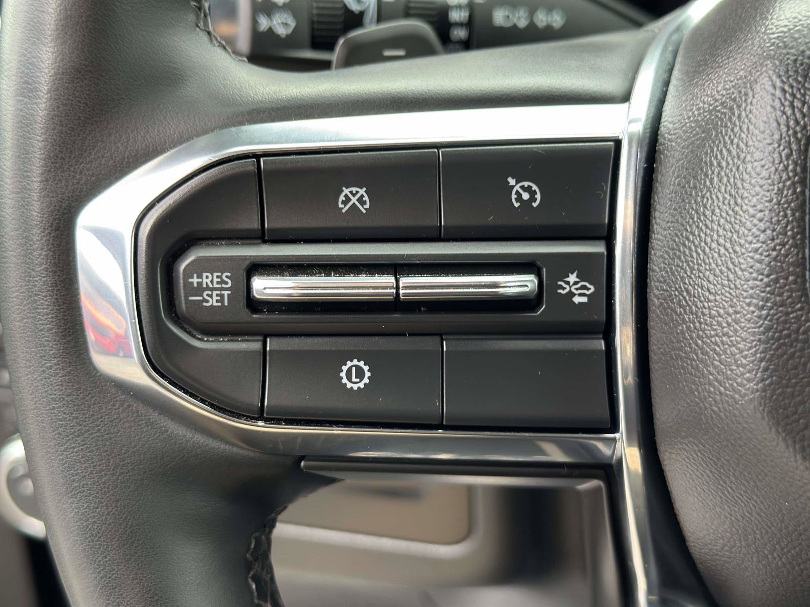 Used 2025 GMC Yukon XL Denali AWD/4WD image 17