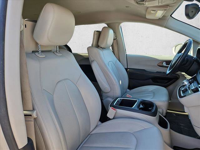 Used 2017 Chrysler Pacifica Touring-L Plus image 23