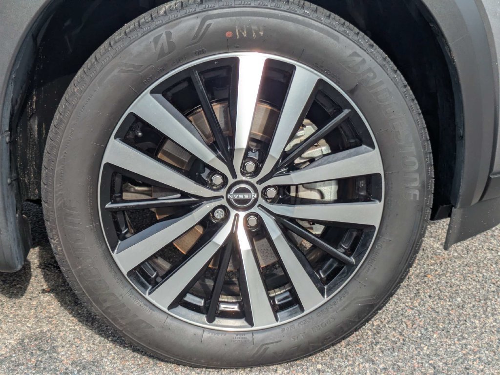 Used 2025 Nissan Pathfinder Platinum w/ Black Appearance Package FWD image 11