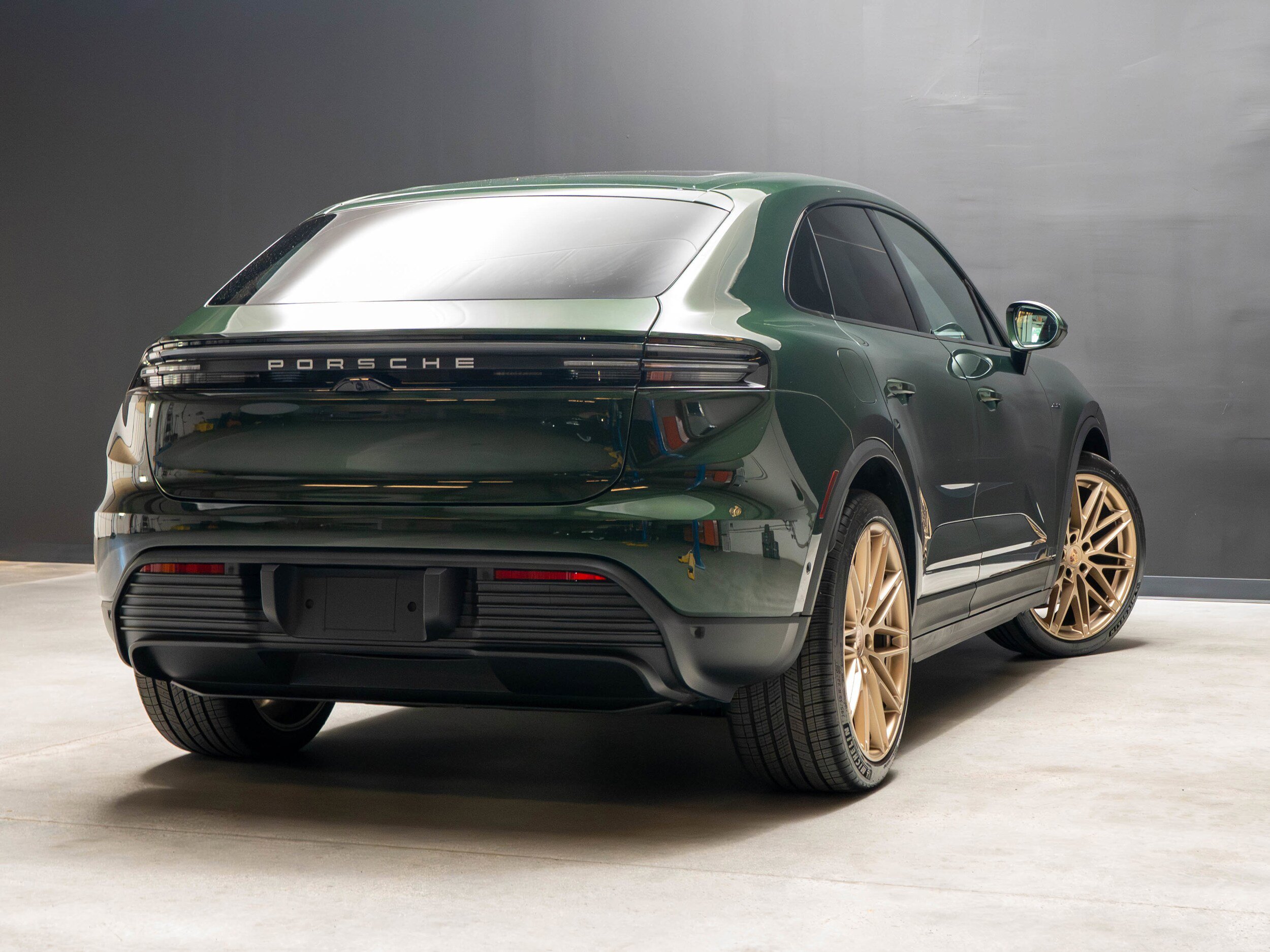 Certified 2025 Porsche Macan 4S Electric AWD/4WD image 7
