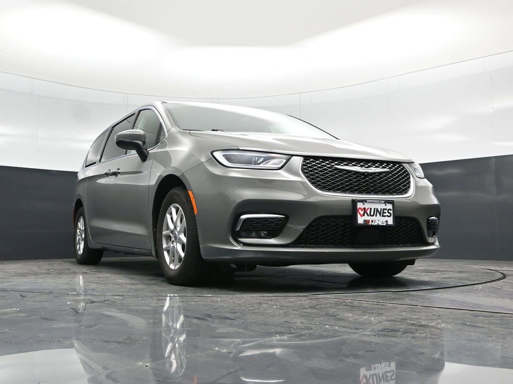 Used 2023 Chrysler Pacifica Touring-L image 51