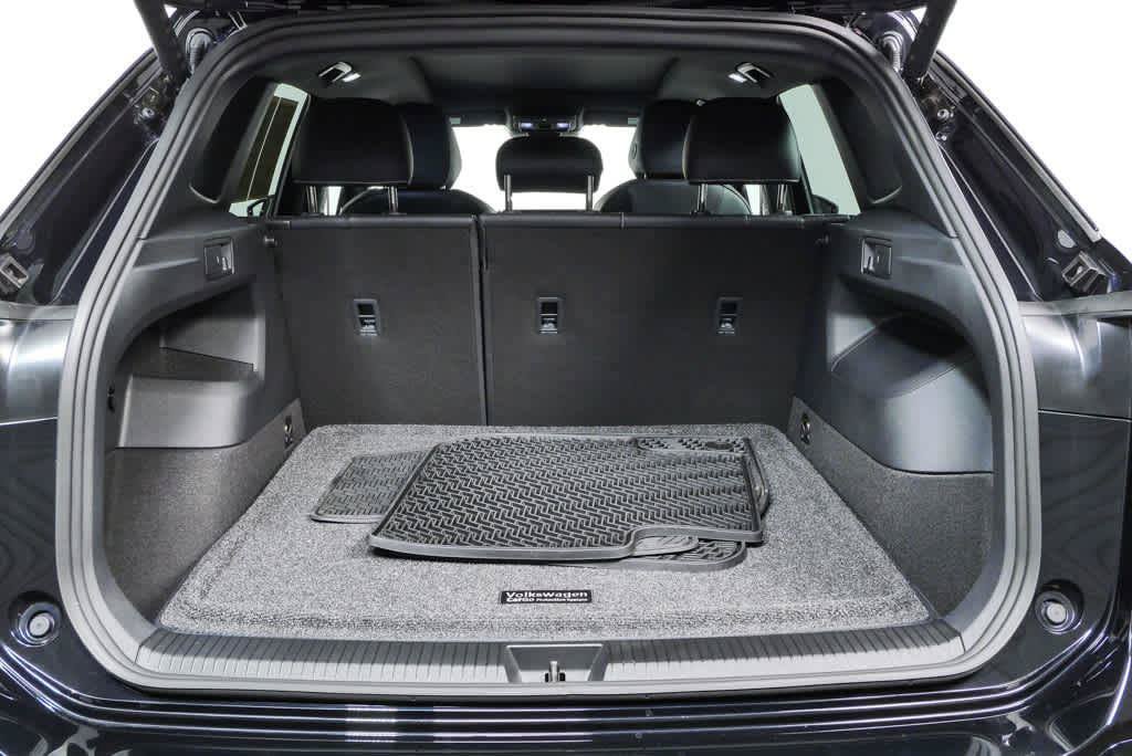 Certified 2025 Volkswagen Tiguan SE R-Line FWD image 24