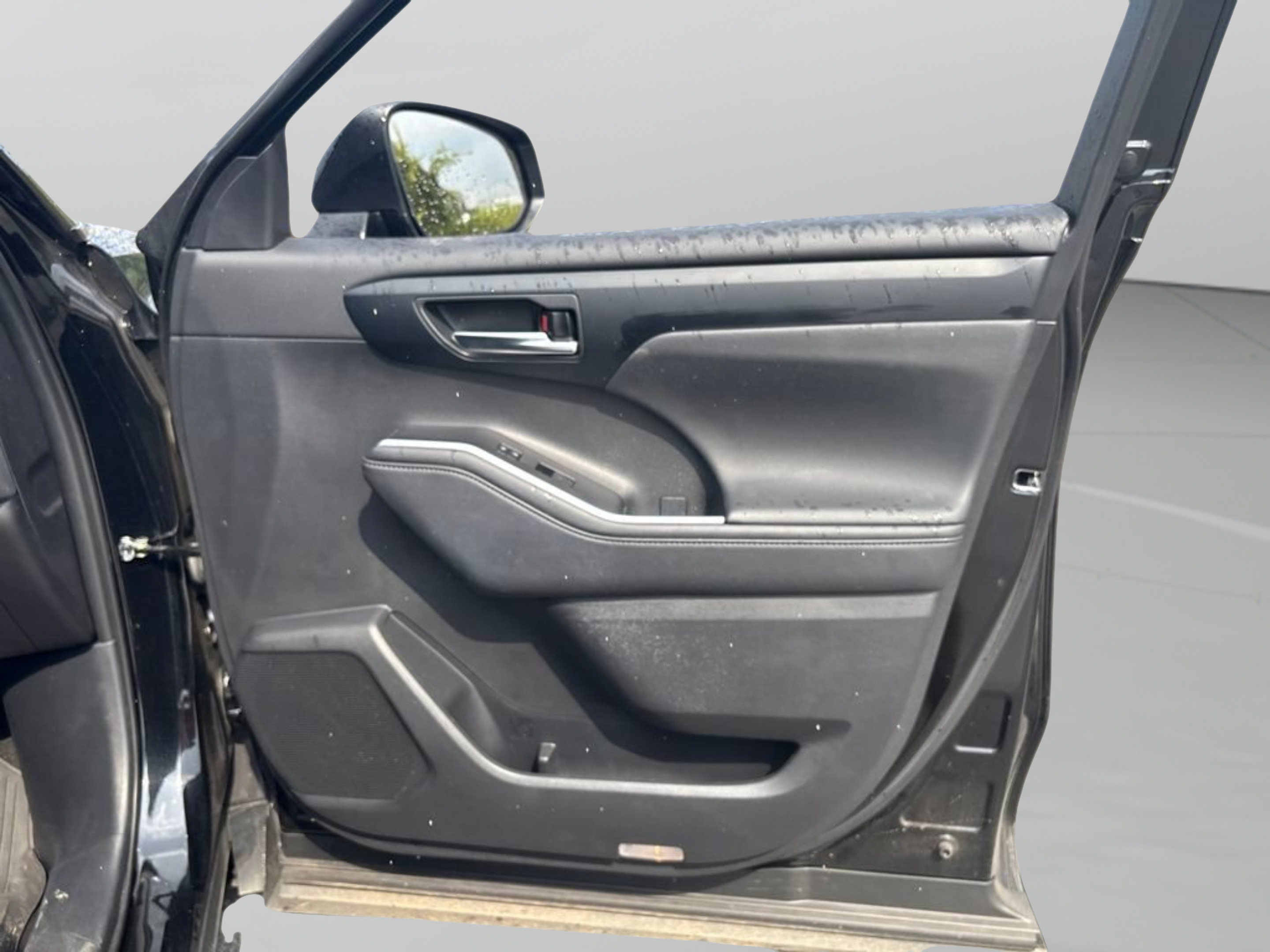 Used 2024 Toyota Highlander XLE FWD image 31
