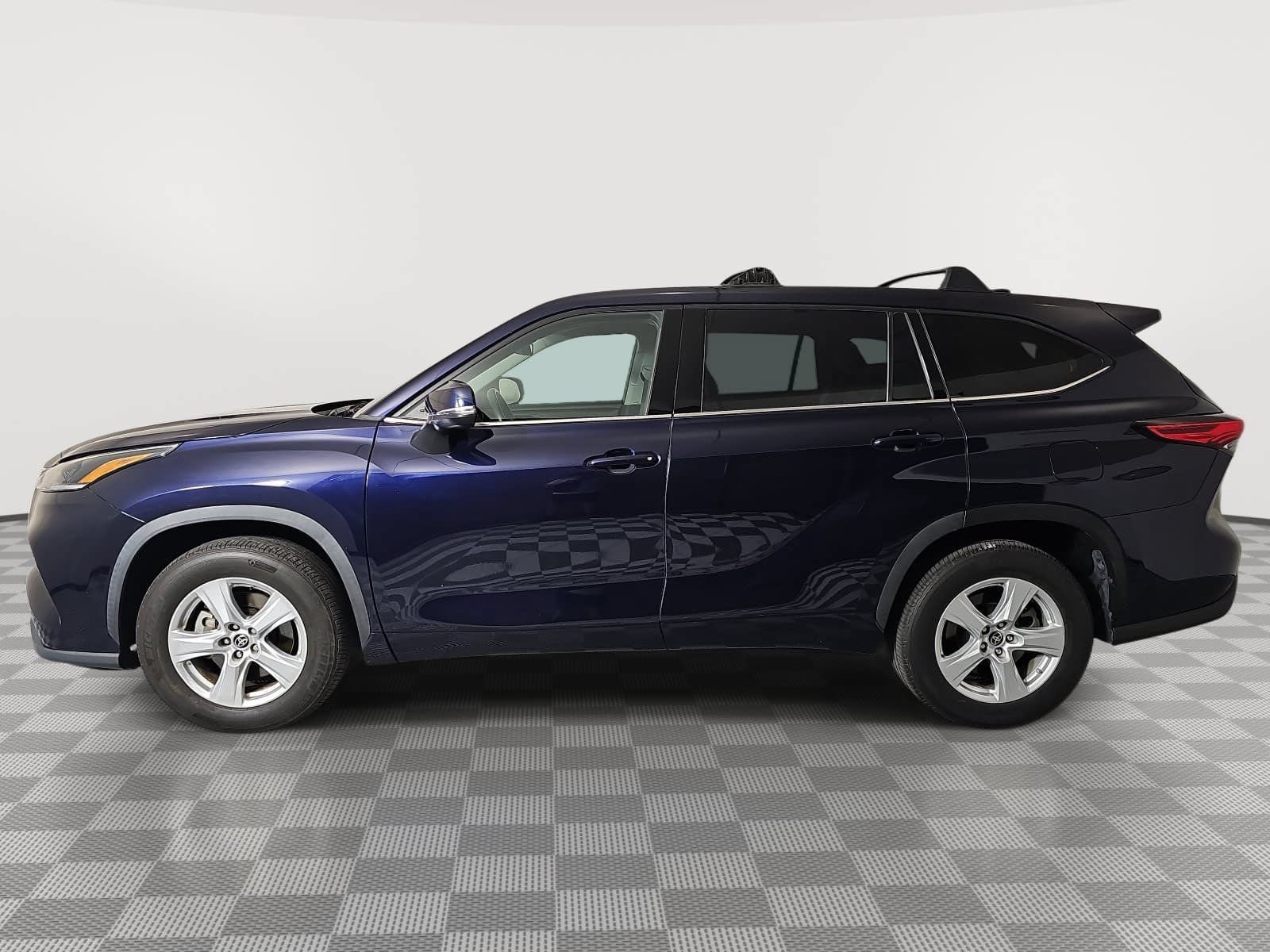 Used 2021 Toyota Highlander L FWD image 5